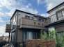 素材の質感が引き立つ、洗練されたデザイン。周囲の環境とも調和する品のある住まいです
