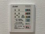 浴室乾燥暖房機は湿気を抑えてカビ対策に効果的。洗濯物の乾燥にも使えるので、雨の日や花粉の季節も安心です。冬場は浴室を暖め、快適なバスタイムをサポートします。

