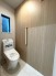 手すり付きのトイレは、安心して使えるバリアフリー仕様。ご高齢の方や身体に不安のある方にも配慮された、やさしい設計です。
