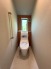 温水洗浄機能付きトイレが、日常に清潔さと快適さをプラス。家族全員がリフレッシュできる心地よい空間を提供します。
