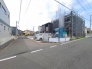 角地がもたらす風通しの良さと、周囲との程よい距離感。開放的な環境で新しい暮らしを描けます
