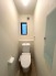 小窓のあるトイレは、自然光が入り明るく清潔感のある空間。温水洗浄便座も備わり、心地よく利用できます。

