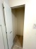 玄関ホールの収納は家の中心にあり、掃除道具や工具などをまとめてしまえる便利なスペースです。

