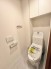 温水洗浄機能付きトイレが、日常に清潔さと快適さをプラス。家族全員がリフレッシュできる心地よい空間を提供します。
