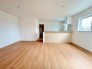4号棟 温かみのある木目調の床と、広々とした空間が心地よい暮らしを演出します
