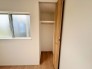 一部屋に二つの収納完備。ハンガーも付いているので洋服収納に重宝します。