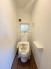 小窓のあるトイレは、自然光が入り明るく清潔感のある空間。温水洗浄便座も備わり、心地よく利用できます。
