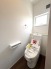 小窓のあるトイレは、自然光が入り明るく清潔感のある空間。温水洗浄便座も備わり、心地よく利用できます。
