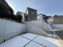 6号棟 コンクリートの質感が現代的な印象を与える住まい。水平垂直のラインが美しく、端正な佇まいです
