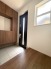 木目の温かみとモダンな建具が調和した空間。帰宅した家族を穏やかに迎えてくれる、落ち着いた佇まいです
