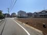 すっきりと見通しの良い前面道路は日常の移動もスムーズで心地よい開放感をもたらします
