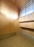 屋根裏ならではの独特な天井の傾斜と豊かな木目が、心地よいプライベートな空間を演出しています
