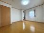 窓辺からのやさしい光が心地よく広がり、自然と穏やかな時間が流れるお部屋です
