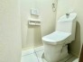 最新のトイレ設備を新規交換済み。明るい壁紙が空間に華やかさを添え、清潔と利便性が融合し、快適なトイレタイムを提供します。