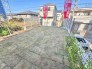 庭スペースは季節ごとの花々や緑豊かな植物に囲まれ、プライベートなアウトドアライフを楽しむのにぴったりです。家族でのバーベキューや子供たちの遊び場として、またガーデニングを楽しむスペースとしてご利用いただけます。
