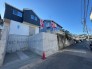 北東側に面した道路があり静かな環境です。穏やかな風が心地よく通り、快適な生活空間を演出。周辺環境も充実し、安心して暮らせる場所です。
