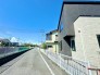 東側と西側に面した道路があり自然光が豊富で明るい環境。穏やかな風が心地よく通り、快適な生活空間を演出。周辺環境も充実し、安心して暮らせる場所です。
