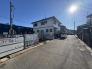 西側に面した道路があり自然光が豊富で明るい環境。穏やかな風が心地よく通り、快適な生活空間を演出。周辺環境も充実し、安心して暮らせる場所です。
