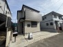 周囲と調和した外観デザイン。建物の両隣との統一感があり、街並みに溶け込む美しい佇まいです。環境に配慮したデザインで、地域の景観を損なわずに、快適な住環境を提供します。

