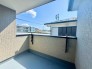 二つのバルコニーが設けられた住まい。一つは広々とした休息スペース、もう一つは日々の洗濯物や植物の育成に最適な場所です。

