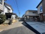 閑静な住宅街で車通りも少なく静かな環境です。