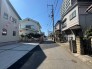 北側に面した道路があり静かな環境です。穏やかな風が心地よく通り、快適な生活空間を演出。周辺環境も充実し、安心して暮らせる場所です。
