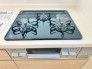 料理の可能性が広がる3口ガスコンロ。豊富な調理スペースと高火力で、美味しい料理が生まれます。家族や友人との楽しい食卓をお楽しみ下さい。
