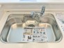使い勝手が良い大型シンク。料理が楽しくなる広々とした作業スペースで、家事もストレスフリーです。
