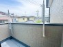 二つのバルコニーが設けられた住まい。一つは広々とした休息スペース、もう一つは日々の洗濯物や植物の育成に最適な場所です。
