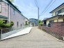東側に面した道路があり自然光が豊富で明るい環境。穏やかな風が心地よく通り、快適な生活空間を演出。周辺環境も充実し、安心して暮らせる場所です。
