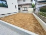 庭スペースが広がる、自然と調和した癒しの空間。季節の移ろいや植物の息づかいを感じながら、ガーデニングの楽しみも満喫できる、心安らぐ場所です。
