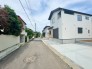 北側に面した道路があり静かな環境です。穏やかな風が心地よく通り、快適な生活空間を演出。周辺環境も充実し、安心して暮らせる場所です。
