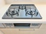 料理の可能性が広がる3口ガスコンロ。豊富な調理スペースと高火力で、美味しい料理が生まれます。家族や友人との楽しい食卓をお楽しみ下さい。
