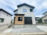 周囲と調和した外観デザイン。建物の両隣との統一感があり、街並みに溶け込む美しい佇まいです。環境に配慮したデザインで、地域の景観を損なわずに、快適な住環境を提供します。
