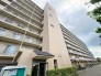 長く愛されてきた重厚な建物は、周囲の景観に溶け込み、穏やかな時の流れを感じさせます
