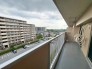 視界を遮るもののない落ち着いた空間。バルコニーから遠くまで見渡せる景色が日々の暮らしに調和を添えます
