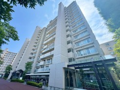 都会の喧騒を忘れさせる、緑豊かな立地に佇むマンション。自然と調和した穏やかな暮らしを提供します。