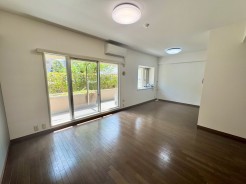 バルコニーに面して2窓からの採光。リビングにいてもダイニングにいても明るい空間が広がります!窓からは緑も見え気持ちよく過ごせますね。