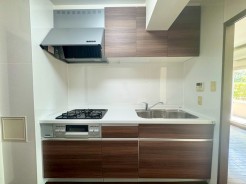 シンプルモダンで明るいシステムキッチン。洗練されたデザインが魅力で、料理が楽しくなる空間。機能性と美しさを兼ね備えた、理想のキッチンです。