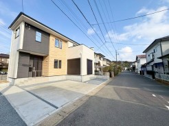 南側に面した道路があり、自然光がたっぷり入る明るい環境。穏やかな風が心地よく通り、快適な暮らしを叶えます。周辺環境も充実しており、安心して過ごせる立地です。