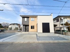 落ち着いた色調のモダンな外観が、洗練された印象を与えます