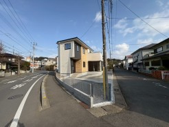 緑が豊かなエリアで、周辺環境も充実。安心して暮らせる住みよい立地です。