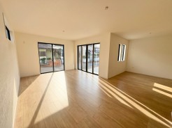 明るい色味のフローリングが広がる23帖のLDKは、5面採光で開放感たっぷりの空間です。