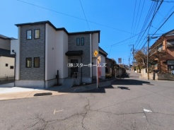 2方向に面した角地で開放感のある立地。駐車スペースも2台分確保でき、利便性とアクセスの良さが魅力です。