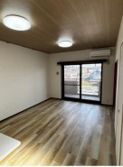 木目の天井が温もりを感じさせる、落ち着いた空間