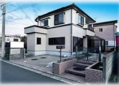 穏やかな青空の下、静かに佇む住まい。外観から伝わる温かさと、周囲の落ち着いた雰囲気が、心安らぐ暮らしを予感させます