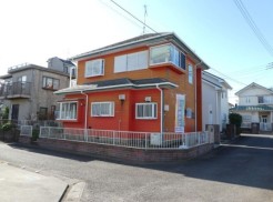 暖かなオレンジ色が街並みに映える、心地よい暮らしを育む住まい。開放感あふれる窓辺からは、穏やかな時間が流れ込み、家族の笑顔が自然と集まる空間です