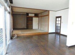 和の趣と広がりを感じる、落ち着いた空間