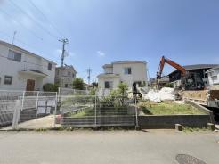 穏やかな空気が流れる住宅街の中にあり、これからの暮らしの拠点として新しい物語を紡ぐための準備が整えられた、静かで落ち着きのある一角です