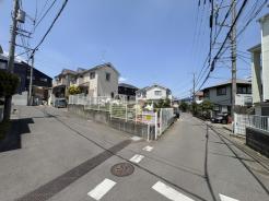 南東と南西の二方に面した角地ならではの開放感があり、周囲の落ち着いた街並みと調和する、心地よいゆとりを感じさせる立地です